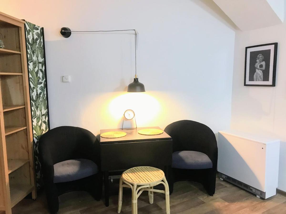 Fun Tiki Vibe / Charles Bridge / Netflix Praga