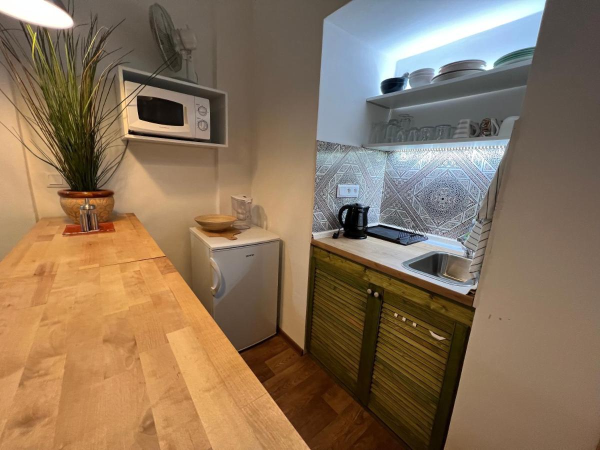Fun Tiki Vibe / Charles Bridge / Netflix Прага