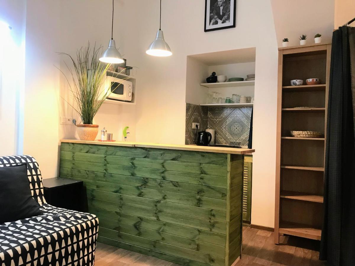 Fun Tiki Vibe / Charles Bridge / Netflix Apartament
