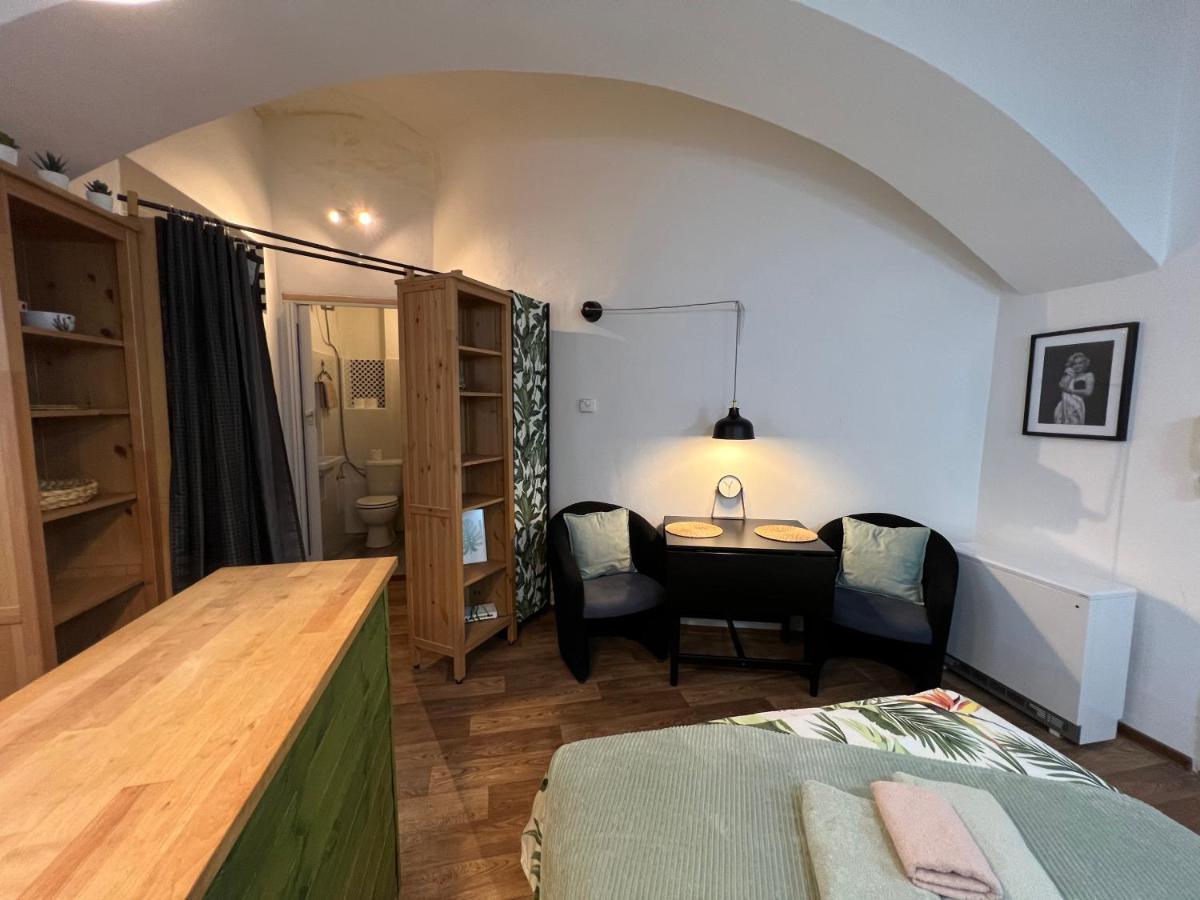 Fun Tiki Vibe / Charles Bridge / Netflix Praga